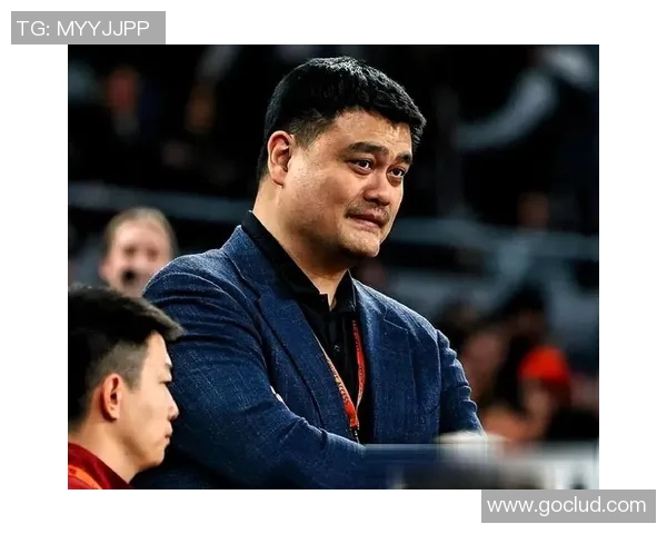 姚明亲临街头篮球赛场展现风采引发热烈反响