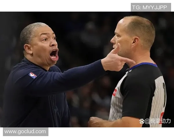 NBA明星因不满裁判判罚愤怒踢篮球引发热议瞬间 NBA明星因不满裁判判罚愤怒踢篮球引发热议瞬间
